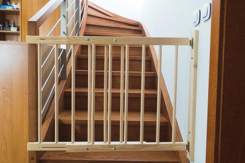 Dřevěná bezpečnostní zábrana, příčková branka k vymezení prostoru v domácnosti, rozpětí délky 52-72 cm, výška 68 cm