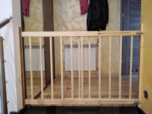 Dřevěná bezpečnostní zábrana, příčková branka k vymezení prostoru v domácnosti, rozpětí délky 72-122 cm, výška 82 cm