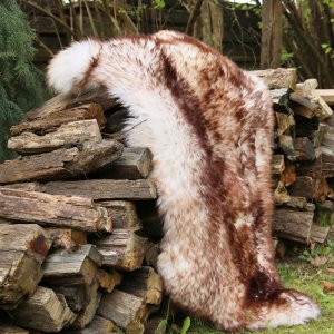 Ovčí kožešina žíhaná bílohnědá, 100% přírodní, délka 111-125 cm Ovčí kožešina žíhaná bílohnědá, 100% přírodní, délka 111-125 cm