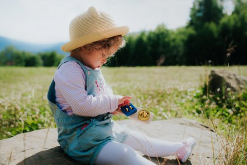 Dřevěná dětská hračka - NAVLÉKÁNÍ KNOFLÍKŮ