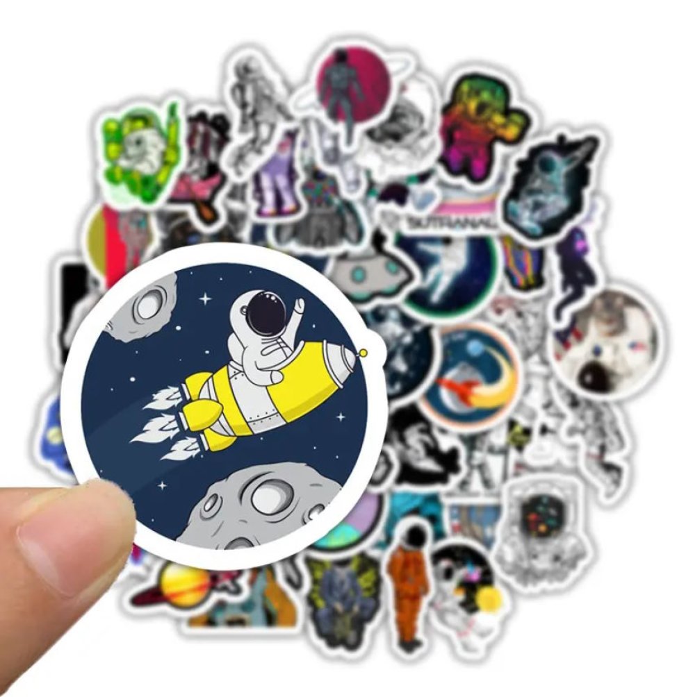 50 ks barevných samolepek na skateboard, snowboard, notebook, kytaru, ap., materiál vinyl, laminovaný povrch, odolné vůči vyblednutí, voděodolné. SPACEMAN STICKERS